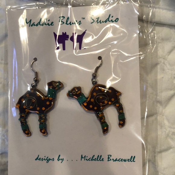 Camel Earrings - Picture 2 of 5
